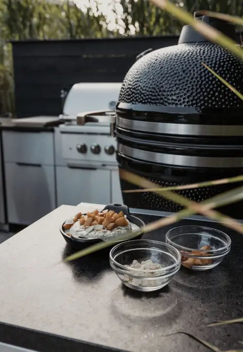 Un BBQ Big Green Egg dans un environnement estival.