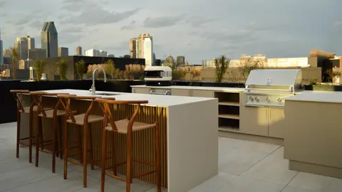 Cuisine Urban Bonfire sur le toit d'une tour du centre ville de Montréal